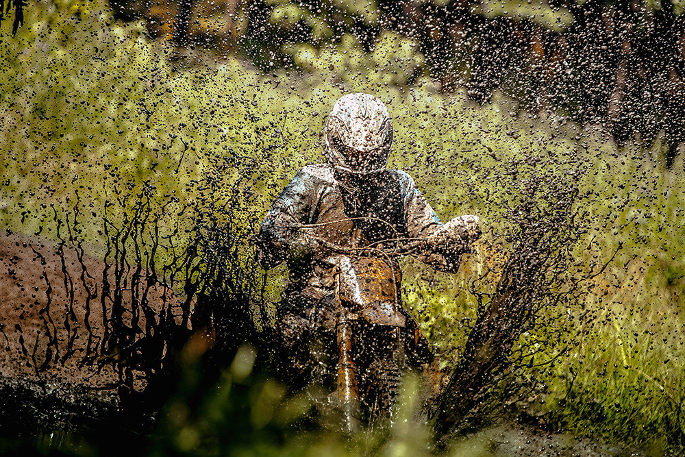 woman-riding-dirt-bike-motorcycle-helmet-using-nasiol-goglide